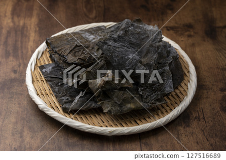天然羅臼海帶碎屑盛放在木桌上的竹籃裡 127516689