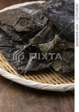 Natural Rausu kelp scraps served on a bamboo sieve on a wooden table with copy space Natural Rausu kelp scraps served on a bamboo sieve on a wooden table with copy space 127516690