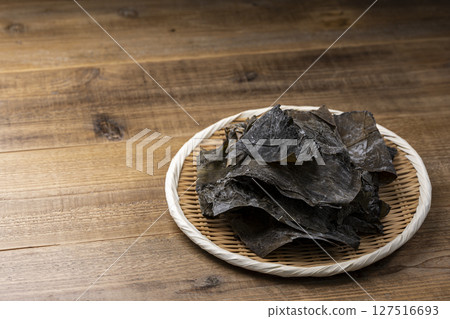 Natural Rausu kelp scraps served on a bamboo sieve on a wooden table with copy space Natural Rausu kelp scraps served on a bamboo sieve on a wooden table with copy space 127516693