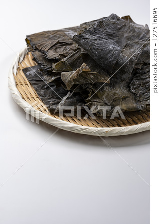 羅臼海帶放在白色背景的竹篩上，並有影印空間 127516695