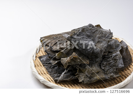 Rausu kelp served on a bamboo sieve on a white background with copy space Rausu kelp served on a bamboo sieve on a white background with copy space 127516696