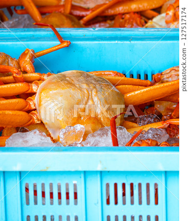 剛捕撈的紅雪蟹 剛捕撈的紅雪蟹 127517174