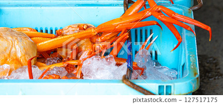 剛捕撈的紅雪蟹 剛捕撈的紅雪蟹 127517175