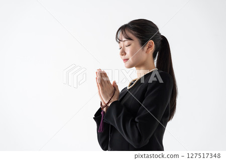 young woman in mourning clothes 127517348