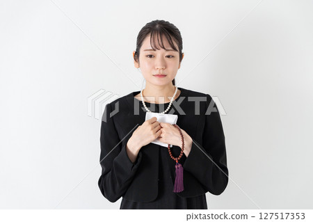 Young woman in mourning clothes, handkerchief 127517353