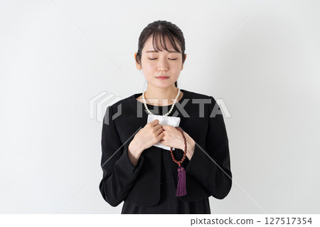 穿著喪服、手帕的年輕女子 127517354