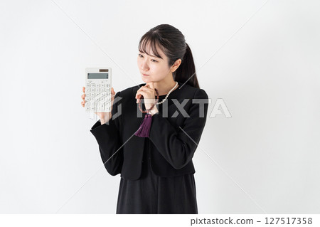 穿喪服的女人，計算器，擔心 127517358