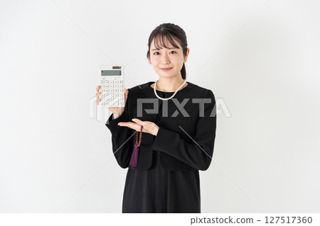 哀悼計算器中的女人 127517360