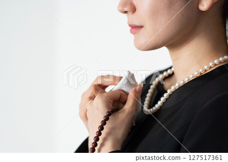 身穿喪服、雙手的年輕女子 127517361