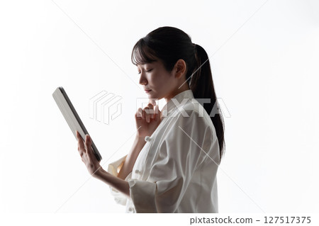 穿著廚師外套平板電腦的女人 127517375