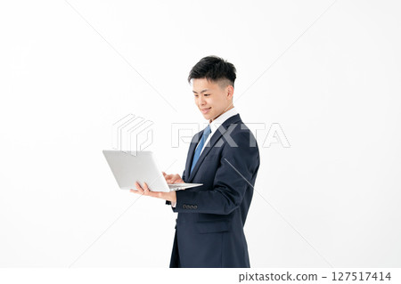 年輕男性商務電腦 127517414