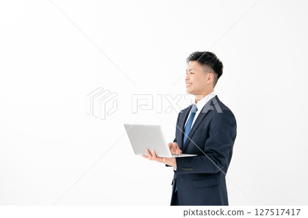 年輕男性商務電腦 127517417