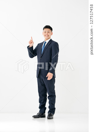 年輕男性商務全身指向 127517458