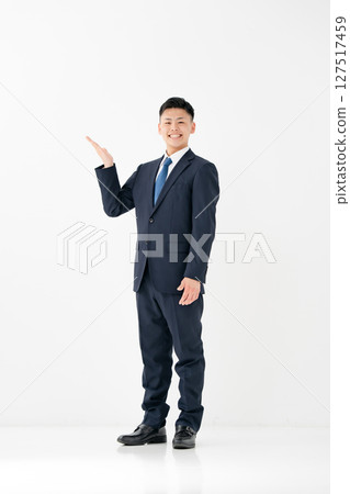 年輕男性商務全身揮手 127517459