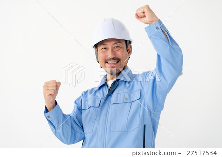 穿著工作服的男人拳頭泵 127517534