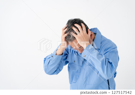 穿著工作服的男人抱著頭 127517542