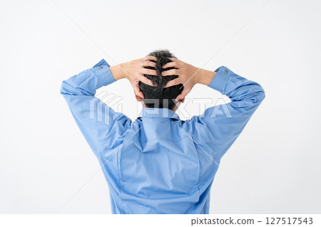 穿著工作服的男人抱著頭 127517543