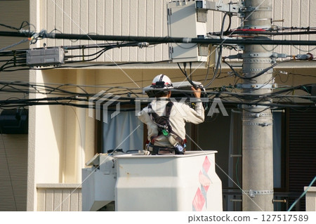 一名男子在堆高機上進行佈線工作 127517589