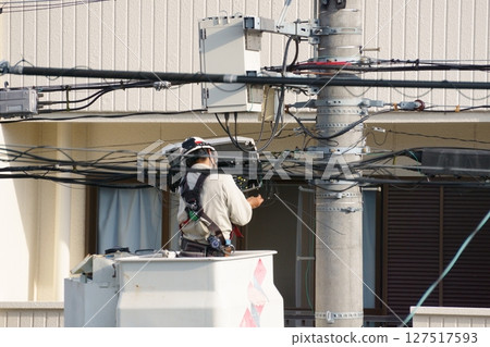 從事高空電氣作業的人員 127517593