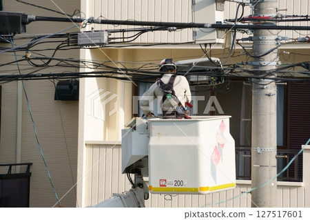 從事高空電氣作業的人員 從事高空電氣作業的人員 127517601