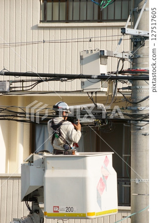 一名男子使用升降車進行高空作業 127517605