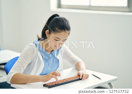 小學生學習珠算 小學生學習珠算 127517732