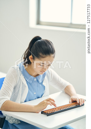 小學生學習珠算 127517733