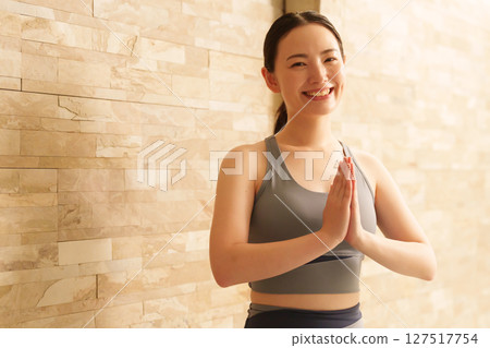 A woman who plays hot yoga 127517754