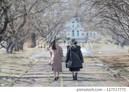 Parent and child walking in the park Parent and child walking in the park 127517775