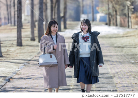 Tree-lined street and parent and child 127517777