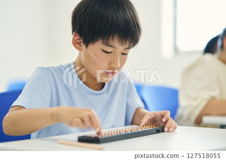 小學生學習珠算 127518055