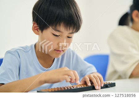 小學生學習珠算 127518056