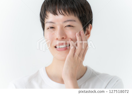 男人撫摸他的臉頰，美麗的男孩 127518072