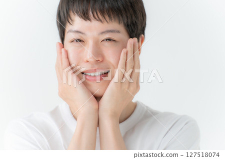 男人撫摸他的臉頰，美麗的男孩 127518074