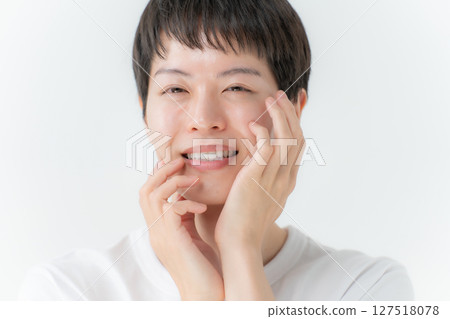男人撫摸他的臉頰，美麗的男孩 127518078