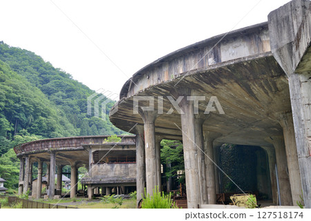 This is a concrete thickener-made facility that remains at the site of the former Mikobata Ore Dressing Plant in Asago City, Hyogo Prefecture. This is a concrete thickener-made facility that remains at the site of the former Mikobata Ore Dressing Plant in Asago City, Hyogo Prefecture. 127518174