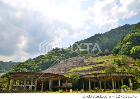 這是兵庫縣朝來市的神子畑選礦廠遺址。曾經擁有東方第一產量的建築如今只剩下廢墟。 這是兵庫縣朝來市的神子畑選礦廠遺址。曾經擁有東方第一產量的建築如今只剩下廢墟。 127518176