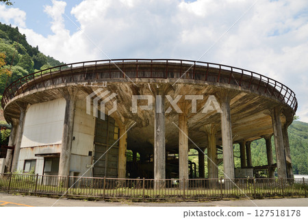 在神子畑選礦廠的遺址上，一座被稱為濃縮機的混凝土結構仍殘留著廢墟。 127518178