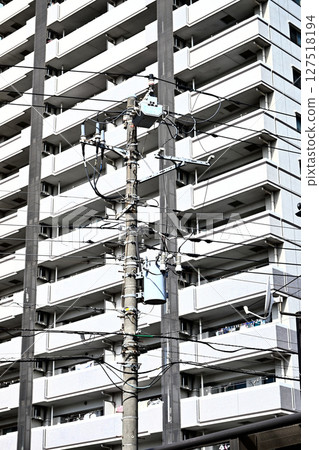 公寓大樓和電線桿 公寓大樓和電線桿 127518194