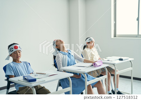 孩子們被填鴨式教育搞得精疲力竭 孩子們被填鴨式教育搞得精疲力竭 127518312