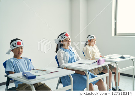 Children exhausted by cram education 127518314