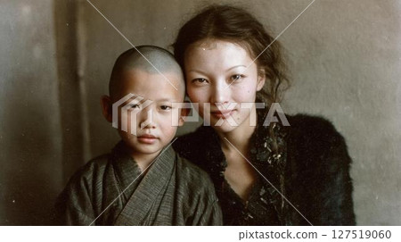 Mother and son huddled together in a dilapidated house in post-war Japan 127519060
