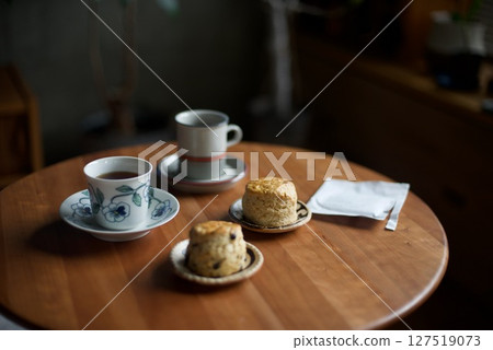 Drip-brewed coffee and a scone snack 127519073