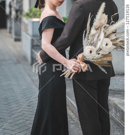約會，穿著黑色連身裙的男人和女人走在街上，情侶，新娘和新郎（連身裙） 127519116