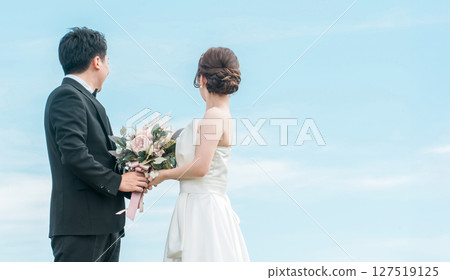 新娘和新郎與天空背景（婚禮、婚禮儀式、新娘、地點照片、 127519125