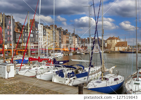 Old port in Honfleur, France 127519843