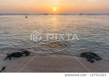 南部島嶼海上的日出 127521421