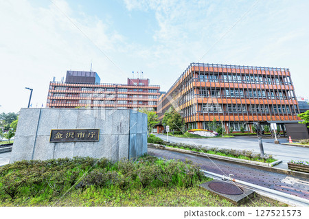 石川縣金澤市金澤市政廳陽光明媚的一天 127521573