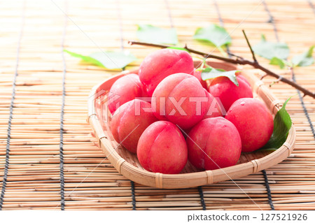 早李子擺放在籃子裡 127521926