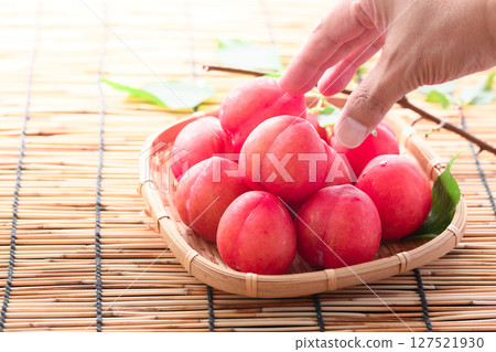 早李子擺放在籃子裡 127521930